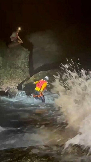 恆春貓鼻頭禁入區礁岩救起2釣客  墾管處將開罰