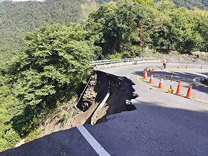 台14線驚見20公尺坑洞!往合歡山、清境必經路段雙向交管