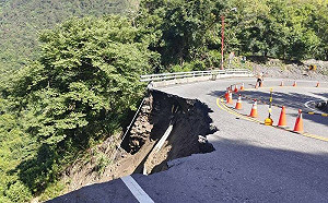 台14線驚見20公尺坑洞！往合歡山、清境必經路段雙向交管