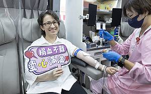 重建家園！感念台電人員辛苦搶修 蕭美琴捲袖親自捐血做公益