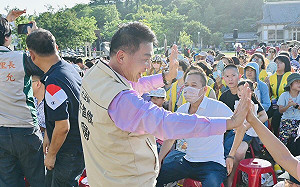 同時跨邱議瑩本命區拼場  許智傑人氣比下賴瑞隆