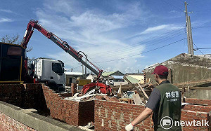 林俊憲協調清運車輛志工  協助災民整理家園
