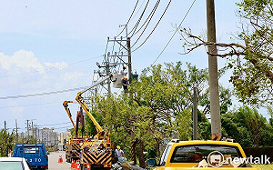 台電日夜搶修！台南剩2330戶未復電  受創嚴重的新營營業區復電率98.79%