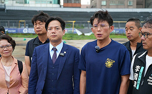 批新竹棒球場廠商垃圾　黃國昌質疑回填廢棄物、盜賣土方「賺兩手」