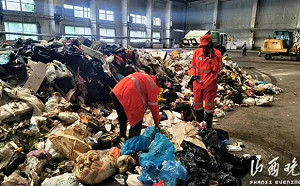 假溫暖真特權! 大同2環衛工被逼冒39度高溫翻8噸垃圾找錶 原來失主竟是…..