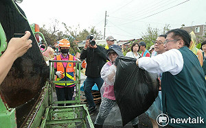 黃偉哲將軍區訪視慰問災民  責成各公所確保基本民生需求