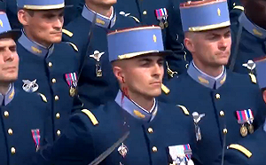 (影) 法國慶閱兵凸槌狀況多! 馬克宏擴軍倍演說 : 要獲得自由 就必須讓敵人敬畏、強大 