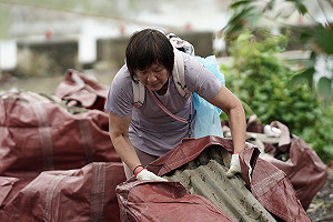 丹娜絲毀家園!台南70歲夫婦屋頂強風吹落   屏東志工跨縣市救援