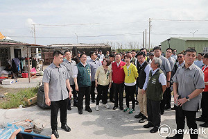 卓揆慰訪將軍區災民  黃偉哲爭取修繕補助盼早日協助重建家園