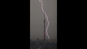 (影) 上帝的懲罰? 莫斯科遭異常豪雨襲擊 多地驚傳大淹水 國營電視塔也被雷劈