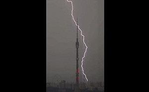 (影) 上帝的懲罰? 莫斯科遭異常豪雨襲擊 多地驚傳大淹水 國營電視塔也被雷劈