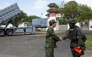 郭雅慧、陳羿伶「穿軍服」陪總統視導惹議 總統府:無違法問題