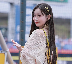 邊荷律涼水祭遭「不明液體射眼睛」！網氣炸：到底在幹嘛