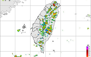 快訊》大雨狂炸15縣市！氣象署：對流旺盛  雙北大雨一路下到晚上