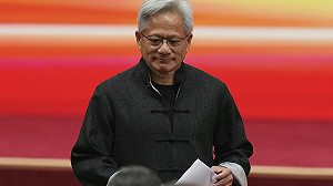 對中國AI致敬?黃仁勳皮衣不見了!改穿唐裝亮相北京鏈博會