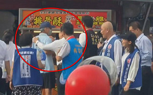 (影)傅崐萁掃街裝熟搭民眾肩膀被甩開 民團：花蓮人不再懼怕 傅崐萁要倒了！