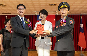 南投首任消防局長林聰吉奉獻26年退休　許淑華致謝