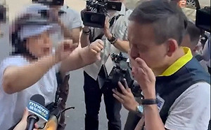 葉元之反罷街講被吐口水 遇婦人比倒讚喊「同意罷免」