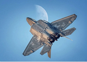 (影)川普出重拳!傳F-22飛領空 美軍4千人列陣加勒比 馬杜洛緊急見中大使