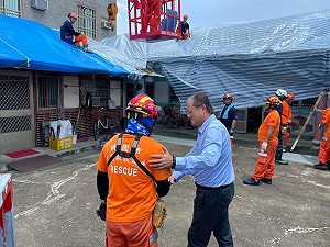 颱風災後重建　消防署長蕭煥章南下謝義消、志工