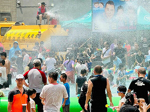 台中大里潑水節遭質疑用洗街地下水? 主辦單位回應!