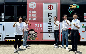 綠營大出擊！五議員力推「台派寶寶公車廣告」 反戰藍營廣告攻勢