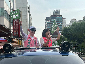 (影)陳淑華、陳俞融車掃加拜廟 祈求眾神護台灣 大罷免大成功