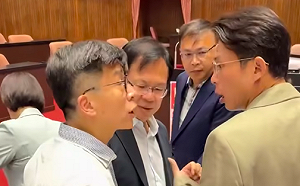 (影) 立院衝突！綠白為了議場海報卡位 黃國昌戰綠委引混戰 