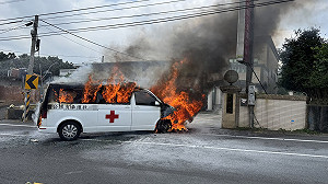彰化民間救護車突起火  車上3人急脫困幸未受傷