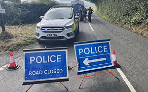 載70人英國校車驚傳翻覆! 滑入6.1公尺深河岸 校外教學1死21傷 首相表哀悼