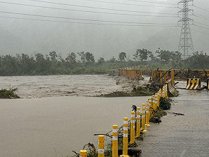 薇帕颱風炸豪雨 花蓮蚊子洞、崙天、明里便道封閉