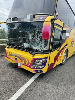 國1彰化處理班人員排除掉落物 遭遊覽車撞擊送醫