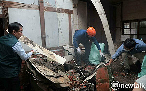 黃偉哲訪視後壁挽袖協助復原家園  感謝志工齊心協助家園重建