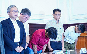 抽血案教練周台英露面、哽咽道歉「我沒把教練做好、希望你們原諒」 