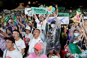 萬名挺罷「青鳥」站出來  冒風雨高唱「島嶼天光」 