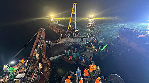 (影)越南下龍灣翻船38人罹難4人失蹤 男童困4hrs「游過裂縫」獲救