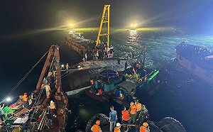 (影)越南下龍灣翻船38人罹難4人失蹤 男童困4hrs「游過裂縫」獲救