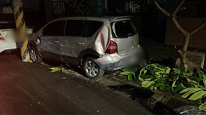 男涉深夜倒車連續衝撞路旁車　高市警：疑車位糾紛