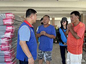 新北議員周勝考訂購200床墊  請盧崑福送到第一線給災民