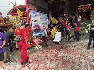 恆春廟會活動意外　8人遭鞭炮炸傷