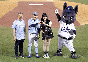 江坤宇跟MINNIE比愛心引熱議　笑言怕走不出球場