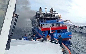 (影) 印尼渡輪大火釀5死逾280人獲救! 孕婦罹難、火災發生30分鐘後救援才趕到