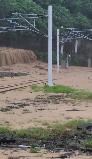 土石泥水淹沒軌道！台鐵南迴線搶修中 晚間6點全線通車