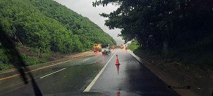 台東暴雨道路變汪洋！南迴邊坡崩塌   水淹軌道慘況曝光