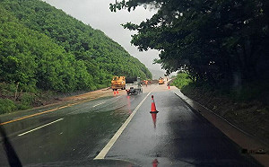 台東暴雨道路變汪洋！南迴邊坡崩塌   水淹軌道慘況曝光