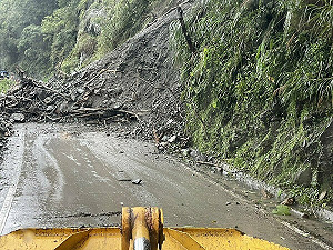薇帕颱風外圍環流作怪！中橫公路又坍方  下午5時搶通