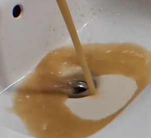 杭州喝糞水? 當局稱藻類生異臭 民不買單要求市長直播喝喝看、重慶流黑水、咸陽又爆血鉛