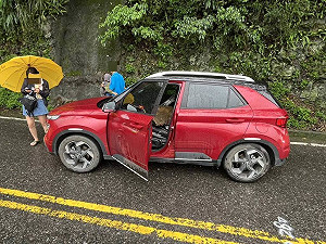 蘇花路廊落石砸休旅車　夫妻受傷送醫