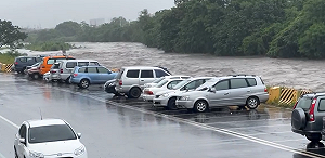 豪雨灌台東「堤防快滿了」 嚇壞一票人：快移車