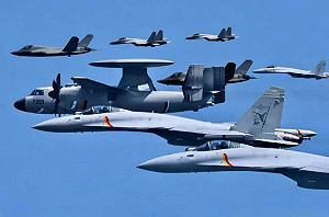 殲-35正式入列！機翼上畫「飛鯊」圖騰 中國海軍艦載機編隊飛行畫面公開